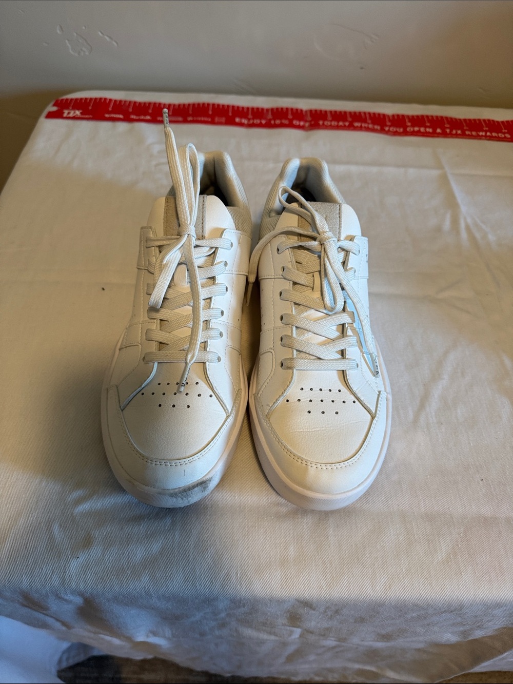 On Cloud “The Roger” tennis shoes